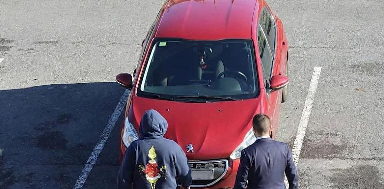 La casa del silencio en Infiesto: libre con cargos el hombre que convivió días con el cadáver de su madre mientras la investigación sigue abierta