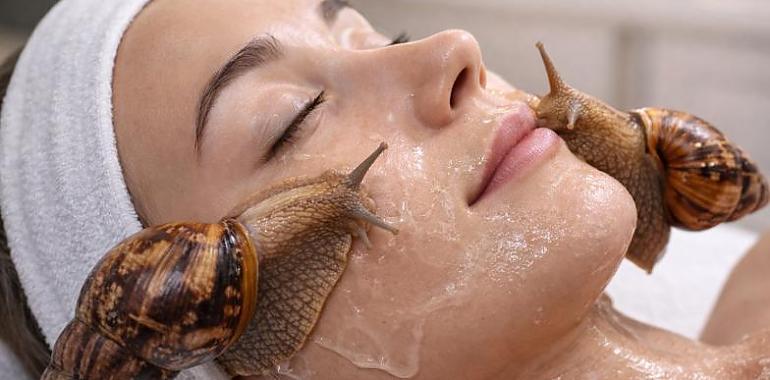 Caracoles gigantes en la cara: la moda beauty más surrealista (y polémica) que promete juventud eterna