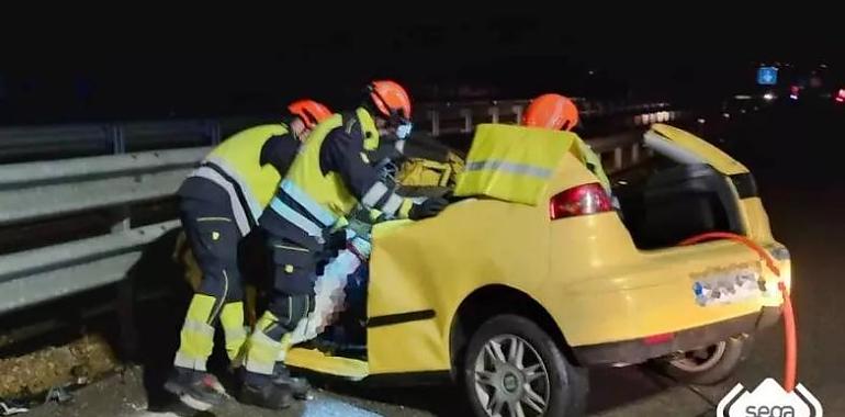 Tragedia en la A-8 en Llanes: una conductora de 76 años muere tras entrar en sentido contrario y chocar con un autobús escolar