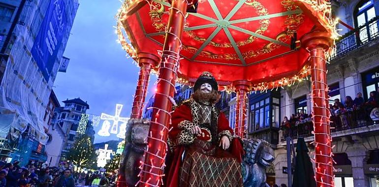 Reyes Magos bajo la amenaza del temporal: así se vivieron las cabalgatas de Asturias en una noche marcada por Francis