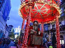 Reyes Magos bajo la amenaza del temporal: así se vivieron las cabalgatas de Asturias en una noche marcada por Francis