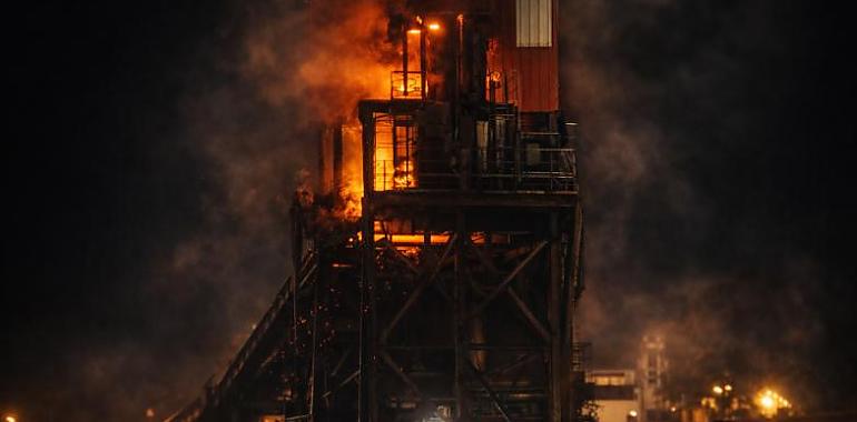 Tercer incendio en pocos meses en Arcelor Gijón: arde otra cinta de carbón y vuelve a resentirse el corazón industrial de Aboño