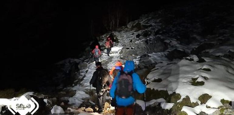 Noche, nieve y un collado a 1.750 metros: rescatan ilesa a una pareja perdida en la sierra de La Sobia, en Quirós