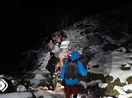 Noche, nieve y un collado a 1.750 metros: rescatan ilesa a una pareja perdida en la sierra de La Sobia, en Quirós