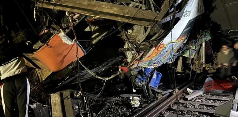 Tragedia en Rodalies: muere un maquinista en prácticas al descarrilar un tren en Gelida tras caer un muro sobre la vía