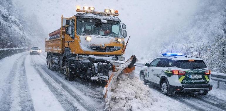 Asturias en alerta por la borrasca Ingrid: camiones fuera del Huerna y Pajares, mar embravecido y nieve bajando a 400 metros