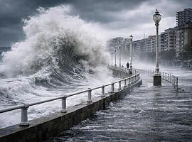 “Ingrid” se gira hacia Asturias y apunta a la costa: aviso naranja, olas de hasta 8 metros y tormentas en el litoral