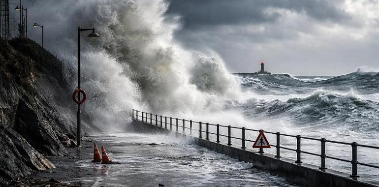 Asturias, en alerta roja por la borrasca “Ingrid”: olas de hasta 10 metros y aviso masivo a móviles en 20 concejos costeros