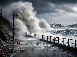 Asturias, en alerta roja por la borrasca “Ingrid”: olas de hasta 10 metros y aviso masivo a móviles en 20 concejos costeros