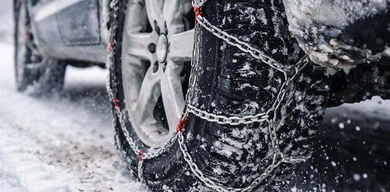 Asturias bajo la nieve: doce puertos exigen cadenas y la carretera de la Cubilla sigue cortada