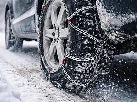 Asturias bajo la nieve: doce puertos exigen cadenas y la carretera de la Cubilla sigue cortada