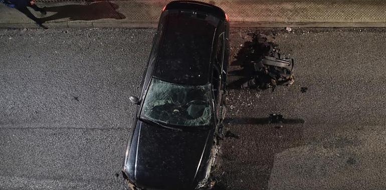Un aparatoso choque en pleno centro de Cangas del Narcea deja un herido y activa pruebas de alcohol y drogas