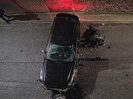 Un aparatoso choque en pleno centro de Cangas del Narcea deja un herido y activa pruebas de alcohol y drogas