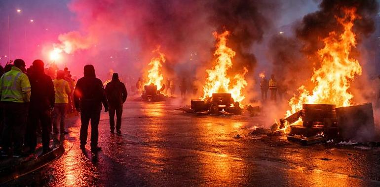 Navia estalla contra el ERE de Ence: barricadas, fuego, pirotecnia y una huelga indefinida que va a más
