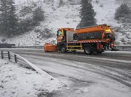 El temporal estrecha el cerco sobre Asturias: caos en el Huerna por un camión accidentado y Pajares exige cadenas