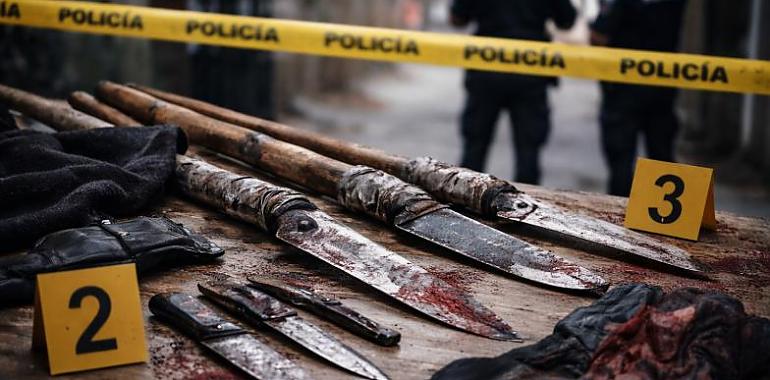 Lanzas artesanales, machetes y un patrón de violencia: el perfil del detenido por la reyerta mortal de Langreo