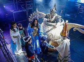 Avilés corona a sus Reyes del Antroxu 2026 a prueba de temporal: “¡Aquí no le tenemos miedo al agua!”