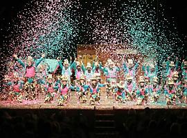 Lobos, ratas, gatos y pólvora del Oeste: el Concurso de Charangas convierte el Jovellanos en el corazón salvaje del Antroxu de Gijón