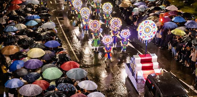 Gijón bajo la lluvia: el Antroxu se crece y convierte el mal tiempo en folixa