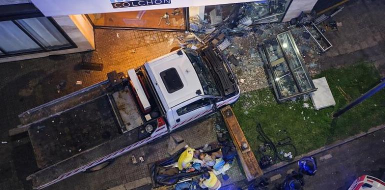 Tragedia en Gijón: mueren un gruista municipal y un peatón tras perder el conductor el control del vehículo