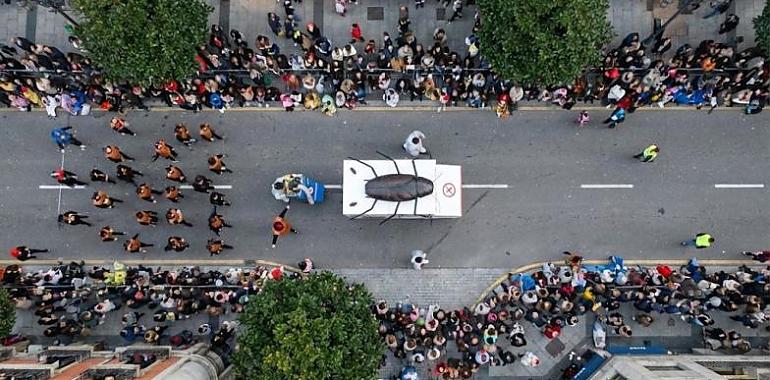 Oviedo se desborda en el Antroxu más multitudinario de los últimos años: récord de participación, calles abarrotadas y un Carnaval que ya mira de tú a tú a los grandes de Asturias