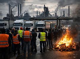 La huelga del metal bloquea los accesos a ArcelorMittal y amenaza una operación clave en el horno alto de Gijón