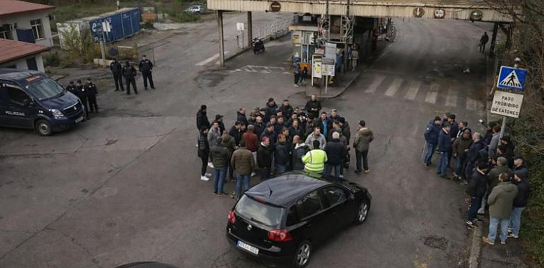 Los piquetes vuelven a bloquear ArcelorMittal en la tercera jornada de huelga y tensan el corazón industrial de Asturias