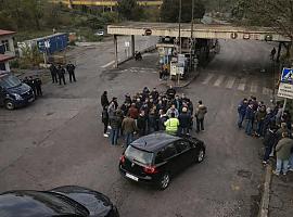 Los piquetes vuelven a bloquear ArcelorMittal en la tercera jornada de huelga y tensan el corazón industrial de Asturias