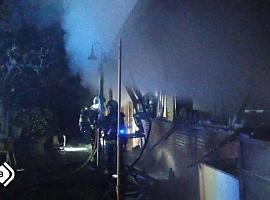 Noche de tensión en Avilés: el fuego devora la parrilla de Los Sauces