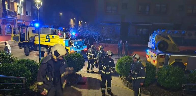 Pánico en un hotel de Asturias: 40 desalojados de madrugada tras un incendio que arrasó una habitación  Subtítulo