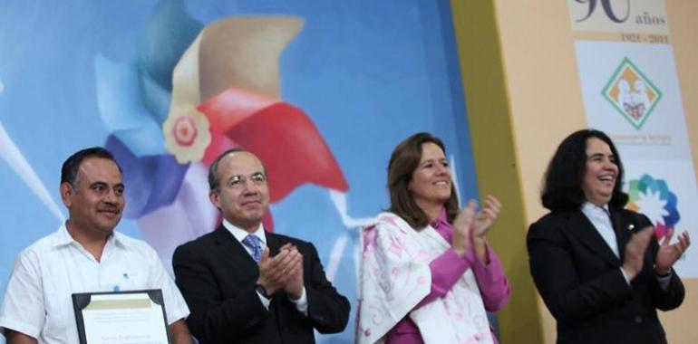 Felipe Calderón premia a alfareros de San Bartolo Coyotepec