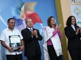 Felipe Calderón premia a alfareros de San Bartolo Coyotepec