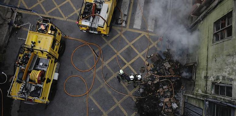 Muere atrapado en su propio negocio en Langreo: el incendio convirtió el almacén en una trampa mortal en cuestión de minutos