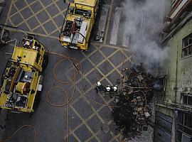 Muere atrapado en su propio negocio en Langreo: el incendio convirtió el almacén en una trampa mortal en cuestión de minutos