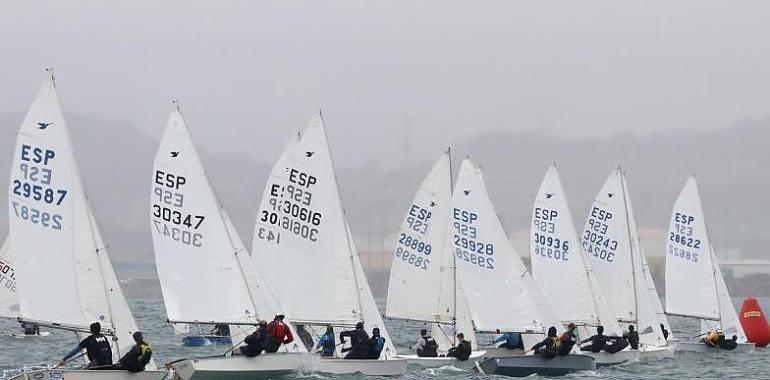 Arranca el Trofeo de Primavera en Gijón: emoción, viento cambiante y primeros líderes en el Real Club Astur de Regatas