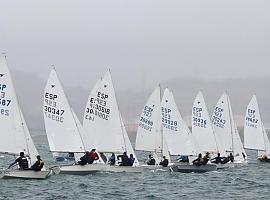 Arranca el Trofeo de Primavera en Gijón: emoción, viento cambiante y primeros líderes en el Real Club Astur de Regatas