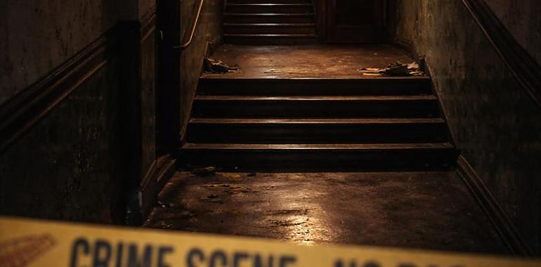 Un grito en la madrugada y una muerte en la escalera: crimen a cuchilladas en Villaviciosa que sacude al concejo