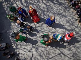 El Bollo desborda Avilés: el desfile de carrozas conquista la calle con niños, tradición y una ciudad entregada