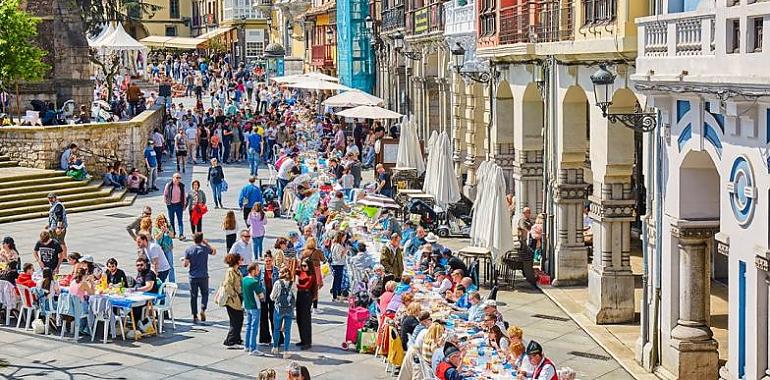 Avilés se desborda: 22.000 personas convierten la Comida en la Calle en un fenómeno imparable