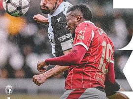 El Sporting pierde en el tiempo de prolongación y se aleja mucho de la zona alta (1-0)