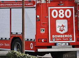 Un policía se juega la vida en Gijón para salvar a una mujer de un incendio: “Entró sabiendo que podía no salir”