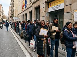 Regularizar sin Congreso, integrar con derechos y ensanchar la futura base electoral: la jugada migratoria de Sánchez