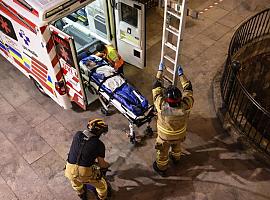 Salto al vacío en pleno centro de Gijón: una joven de 26 años cae cinco metros al pozo de la Barquera y resulta gravemente herida