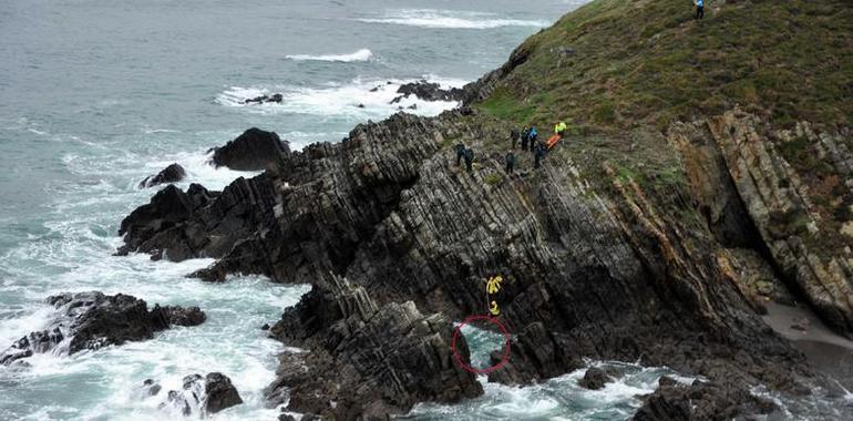 Muere tras caer al mar entre las rocas en la playa de Frejulfe