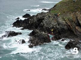 Muere tras caer al mar entre las rocas en la playa de Frejulfe