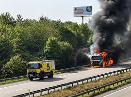 Explosiones y fuego en la autopista “Y”: un camión con bombonas desata el caos y colapsa el tráfico en Asturias
