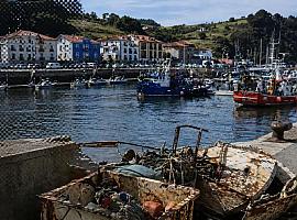 Asturias pone orden en sus puertos: multas de hasta 300.000 euros, control del baño y subasta de barcos abandonados
