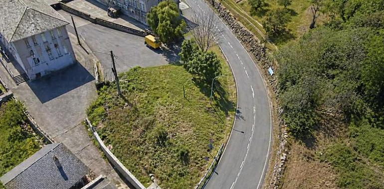 Boal contiene la respiración tras el atropello de una abuela y su nieta de dos años junto al colegio Carlos Bousoño