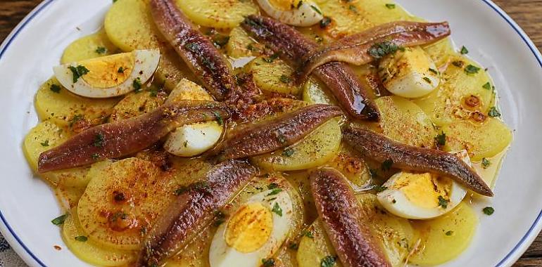 Recetas de una abuela asturiana: Anchoínes de Santoña con patatines (pa un día especial)
