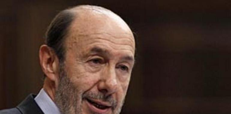 Rubalcaba ofrece pactos a Rajoy, pero el PSOE tendrá una actitud "beligerante" frente a los recortes